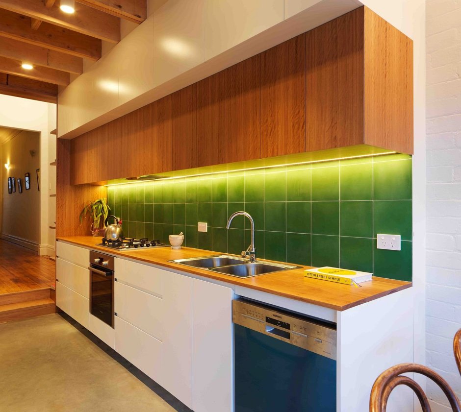 Кухня изумрудного цвета с деревянной