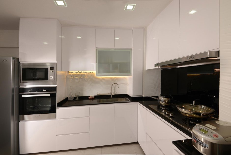 Белая кухня с высокими верхними шкафами