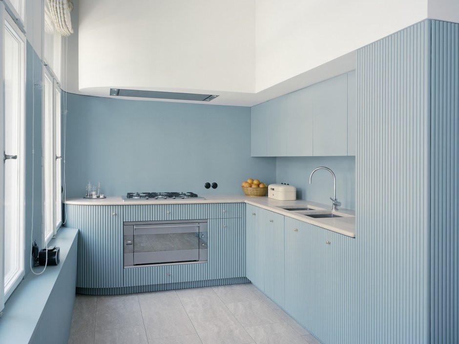 Голубой цвет стен на кухне