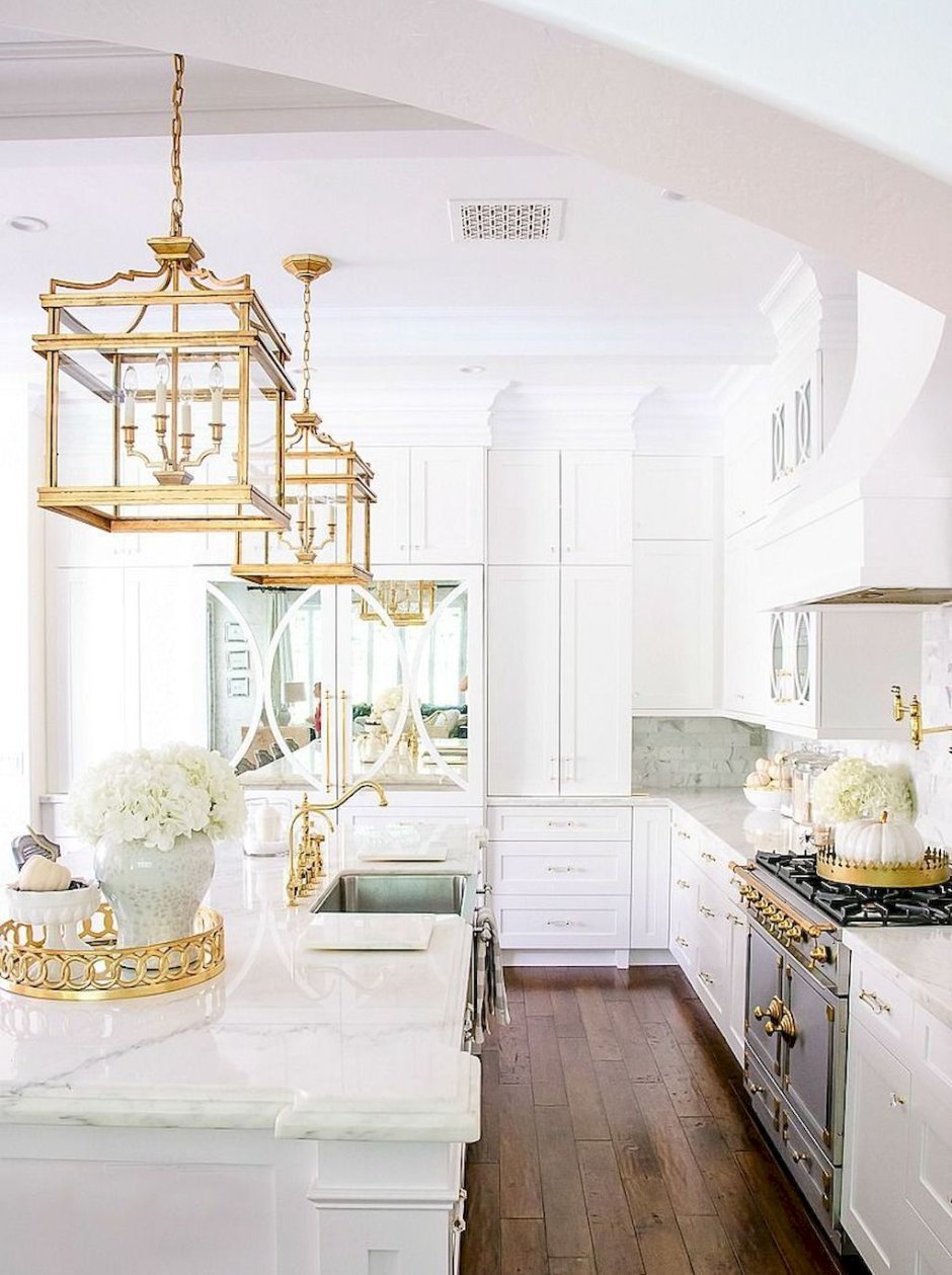 Кухня белая с золотом в современном стиле