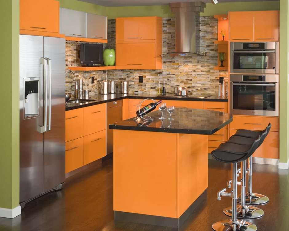 Оранжевая кухня с деревянной столешницей