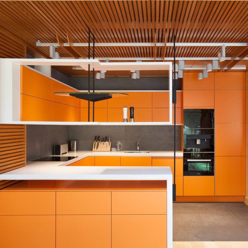 Оранжевый с деревом в интерьере кухни