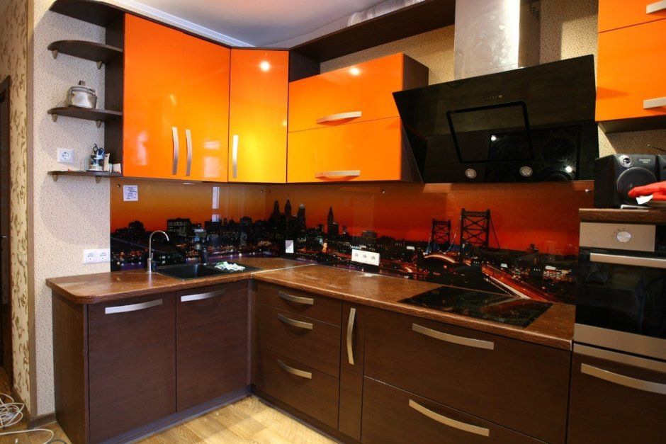 Кухня в оранжево коричневых тонах