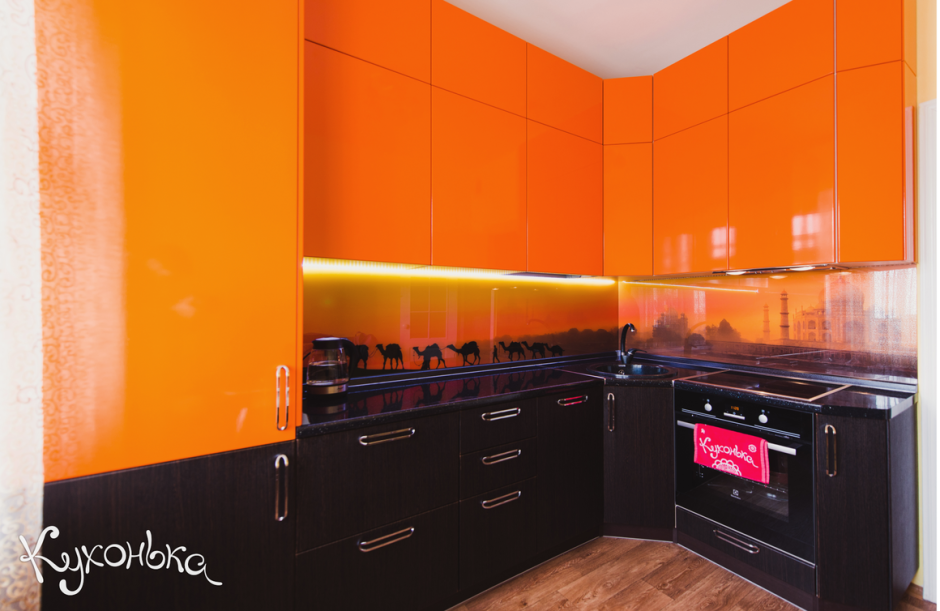 Оранжевая кухня с черным фартуком