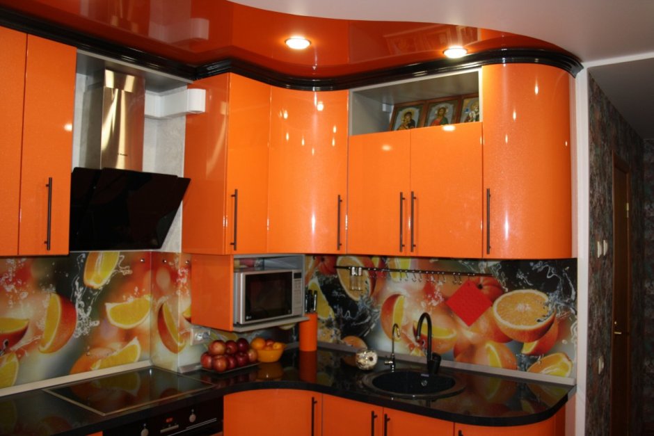 Черно оранжевая кухня угловая маленькая
