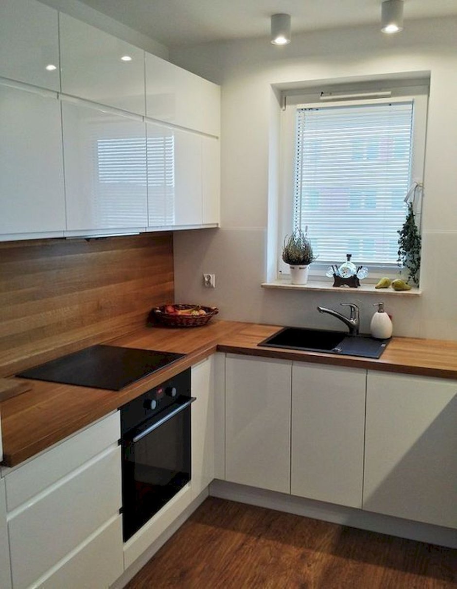 Белая кухня с деревянной СТО