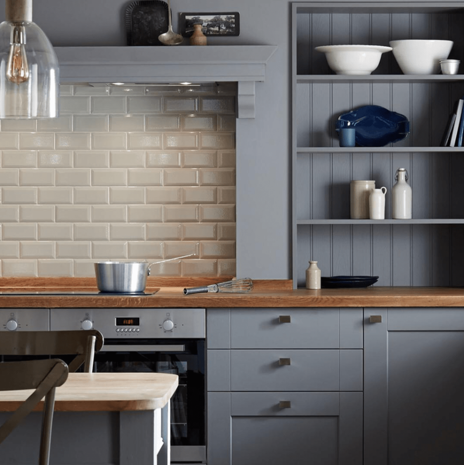 Кухонный гарнитур с серыми стенами