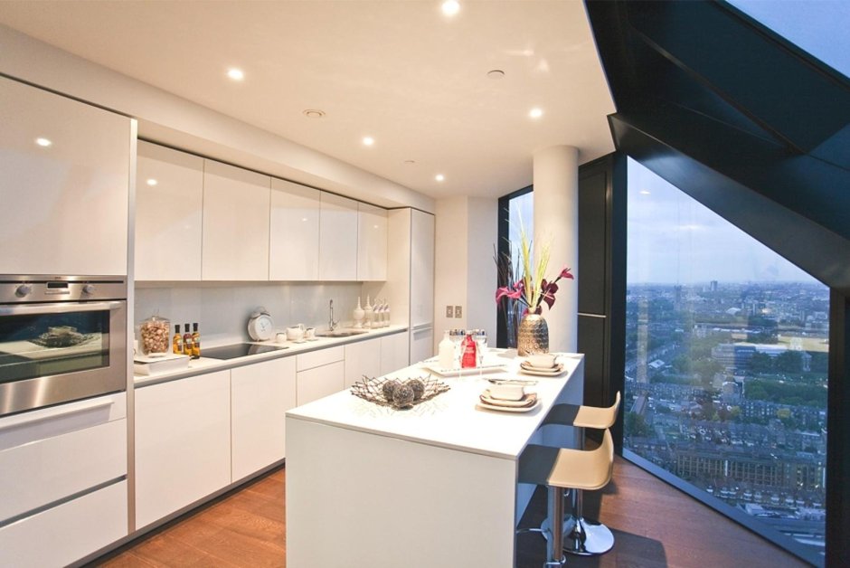 Гостиная кухня в доме с панорамными окнами