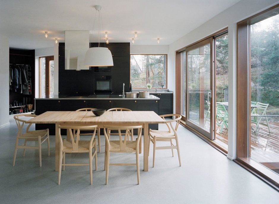 Современная кухня-гостиная с панорамными окнами