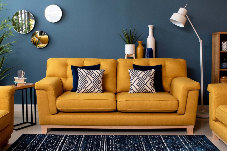 Горчичный диван и голубые стены