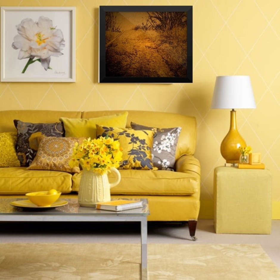 Желтый диван в коричневом интерьере