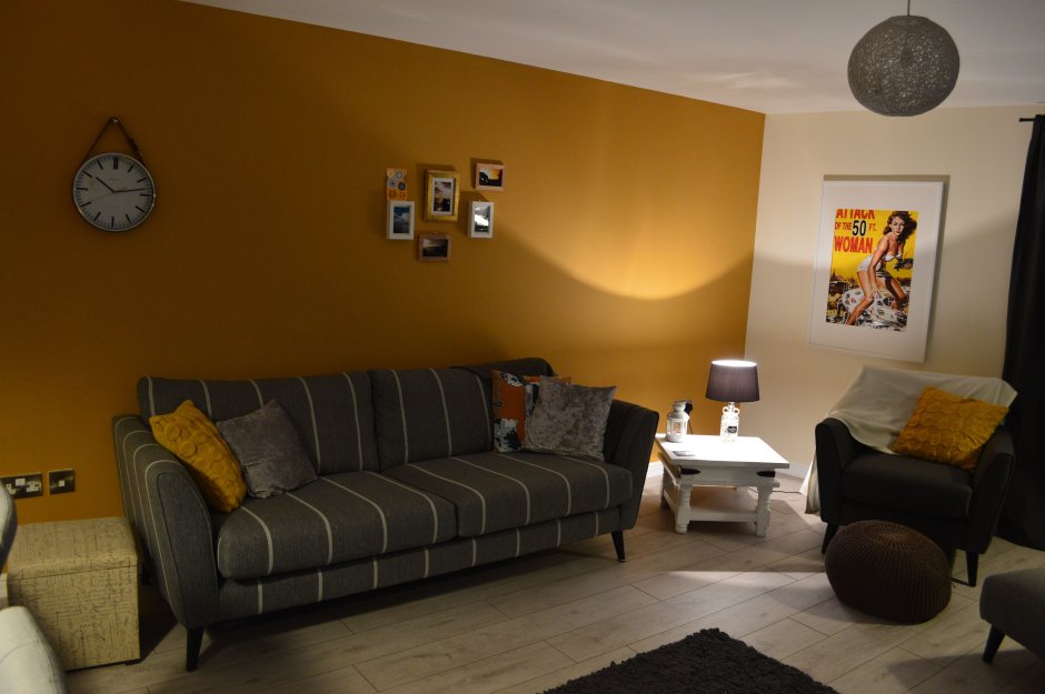 Желтый диван и оливковые стены