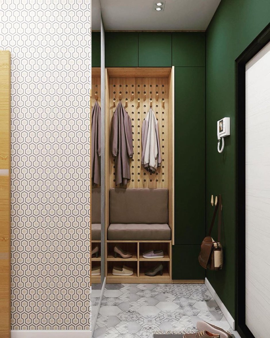 Темно зеленые обои в маленькой прихожей