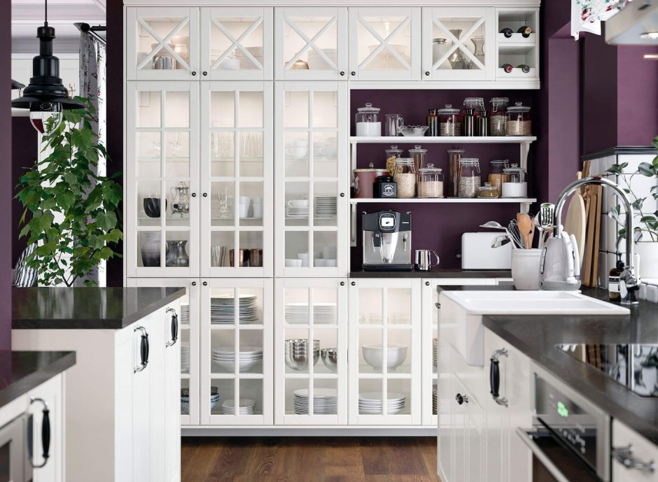 Белая кухня со стеклянными фасадами