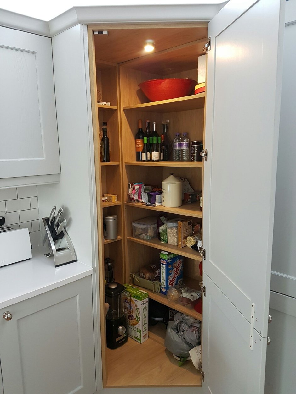 Угловой шкаф кладовая на кухне