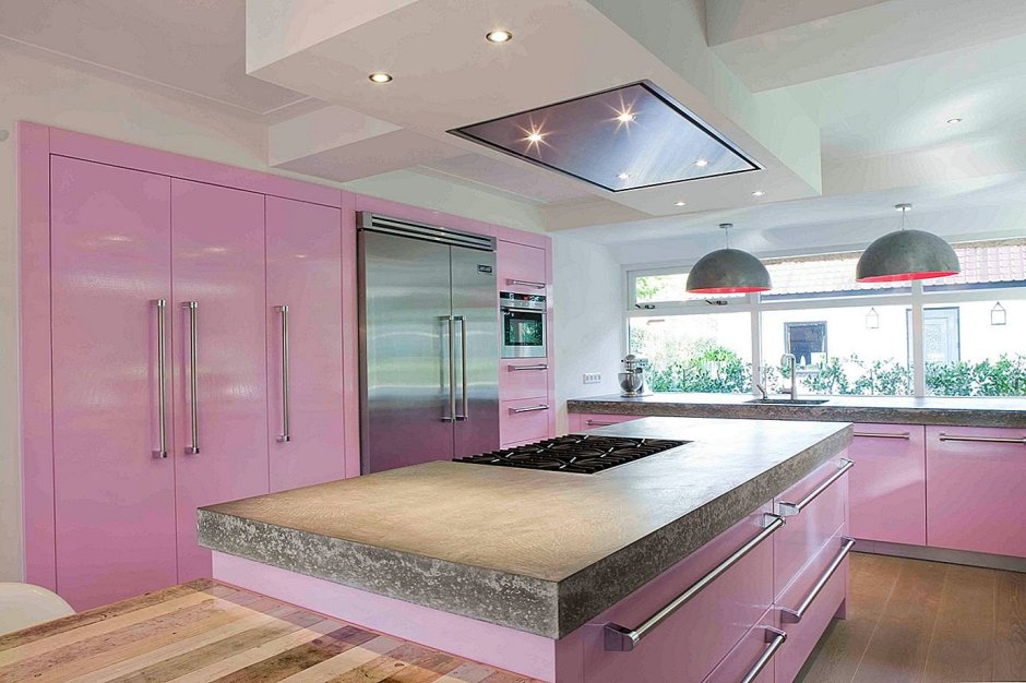 Светло розовая кухня