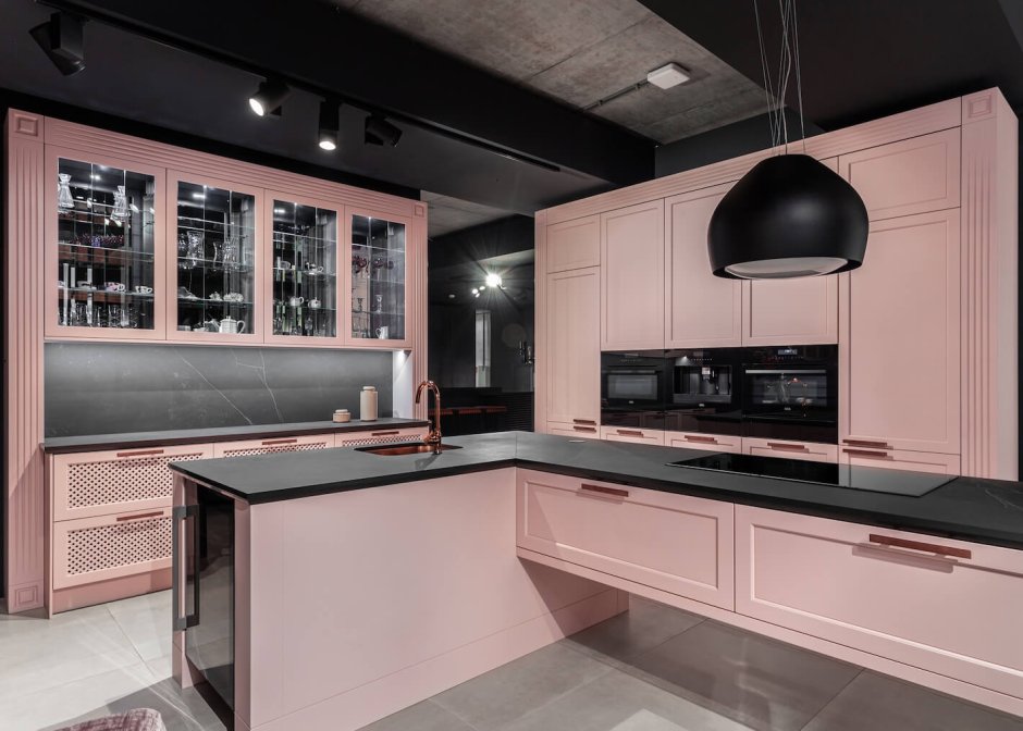 Кухня в серо розовом цвете