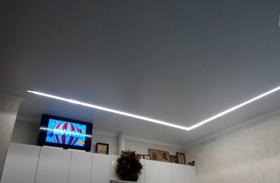 Световые линии на кухне в натяжном потолке