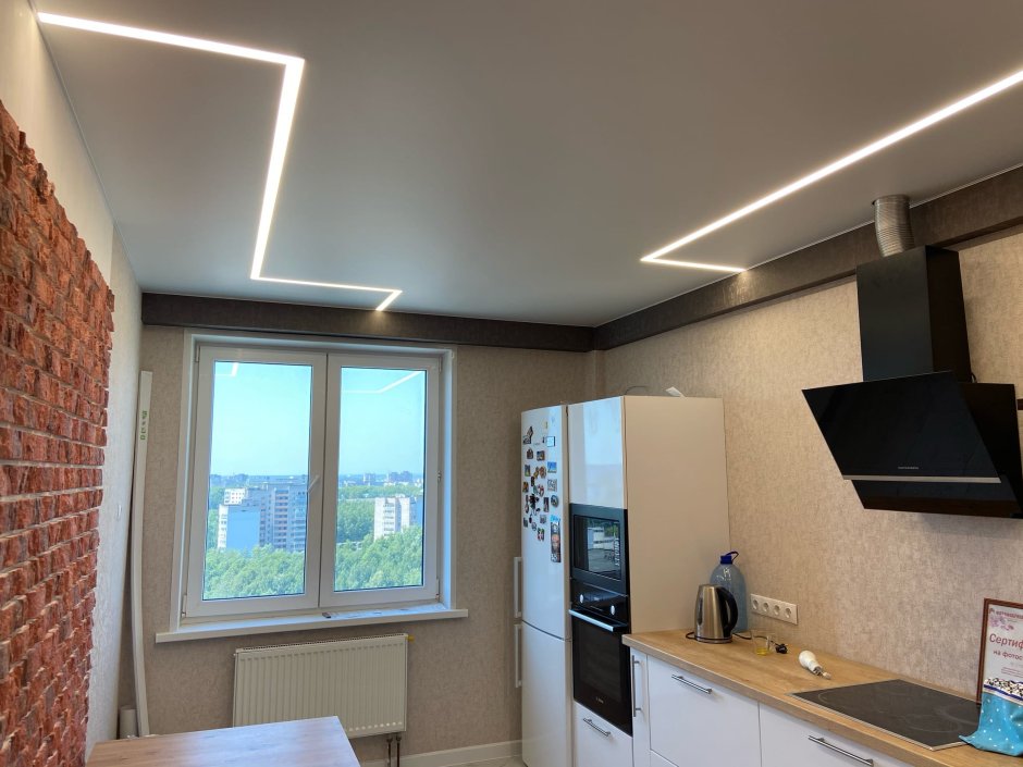 Потолок со световыми линиями на кухне
