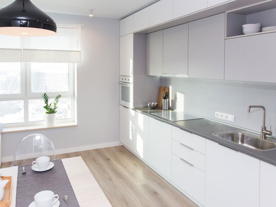 Белая кухня с серой столешницей