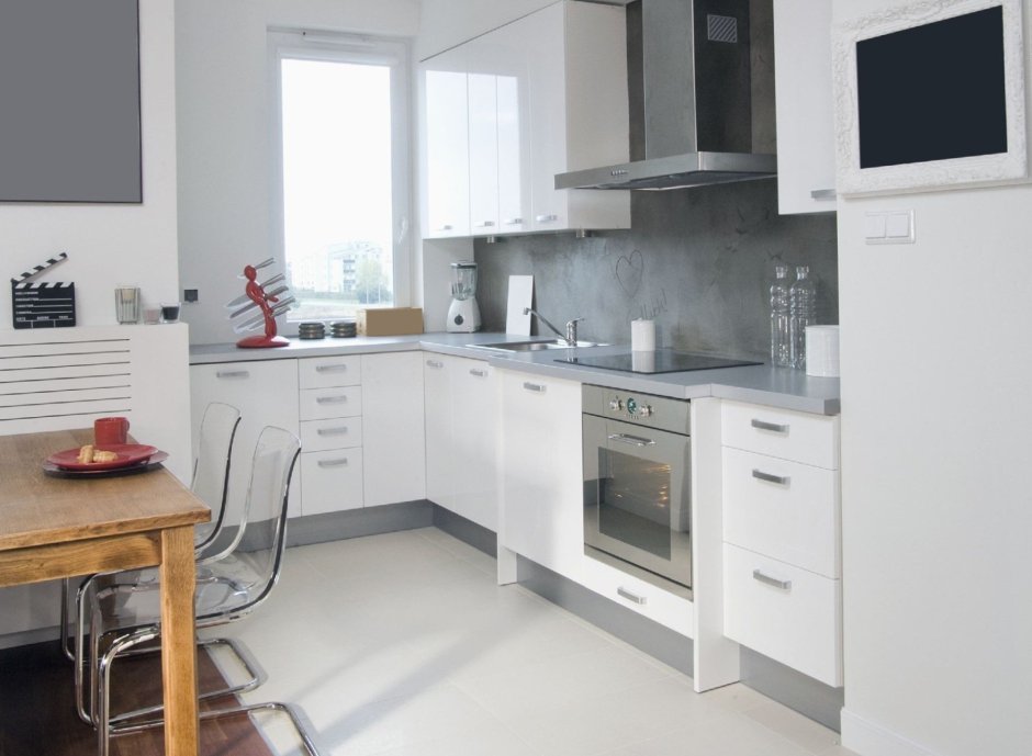 Белая кухня с серой столешницей