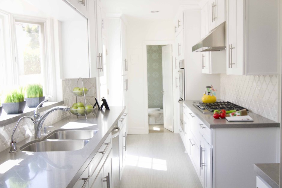 Кухня с серой столешницей