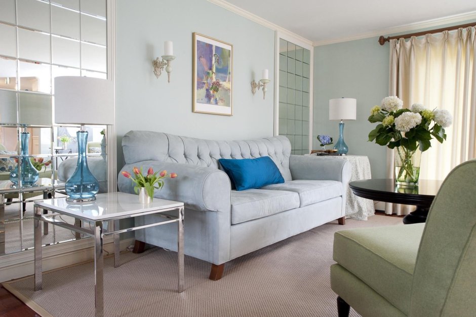 Гостиная в современном стиле с синим диваном