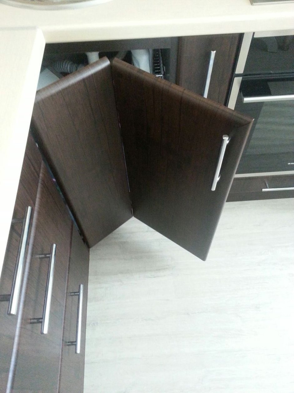 Угловой верхний шкаф на кухню