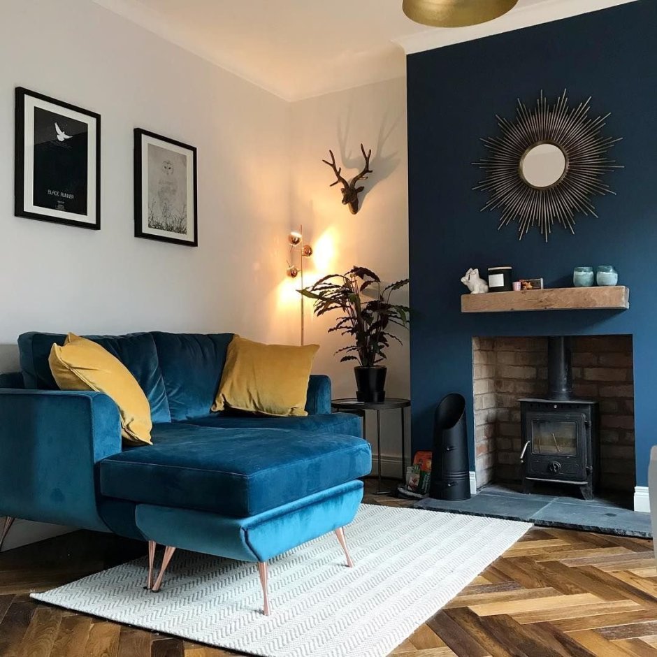 Гостиная в скандинавском стиле с синим диваном