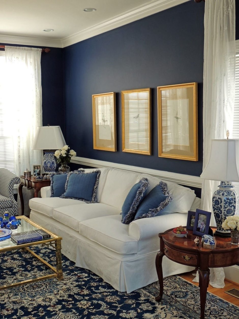 Бежевая гостиная с синим диваном