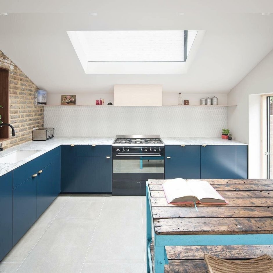 Кухня синий низ деревянный верх