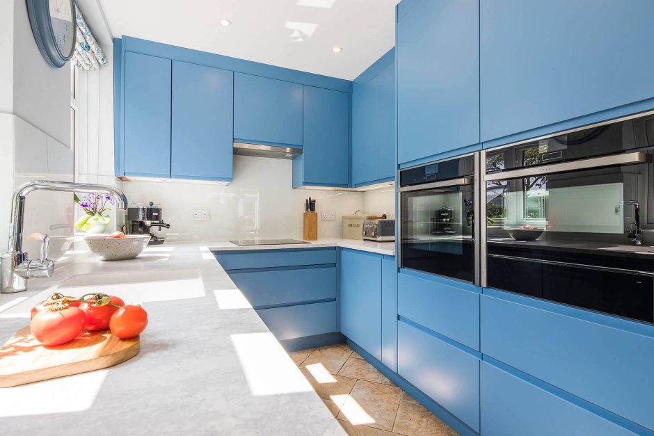 Кухня синяя матовая без ручек