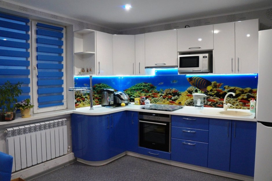 Синяя глянцевая кухня