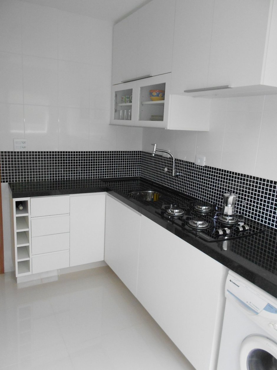 Белая кухня с черной мойкой