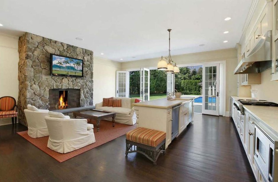 Гостиная столовая с камином