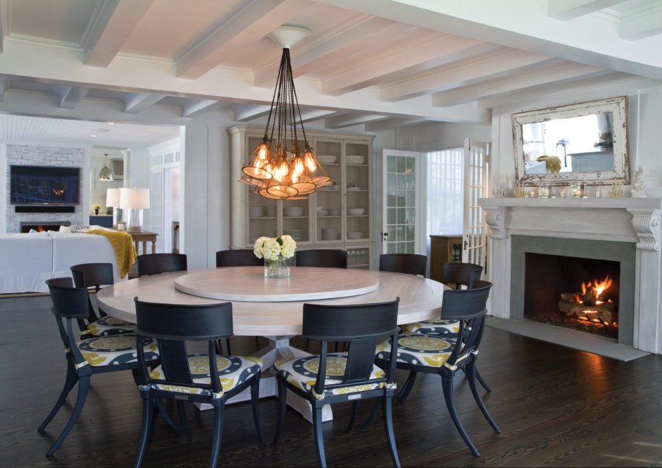 Интерьер кухни гостиной с камином