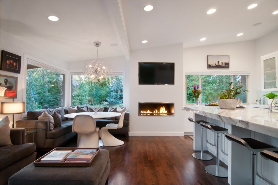 Гостиная столовая с камином