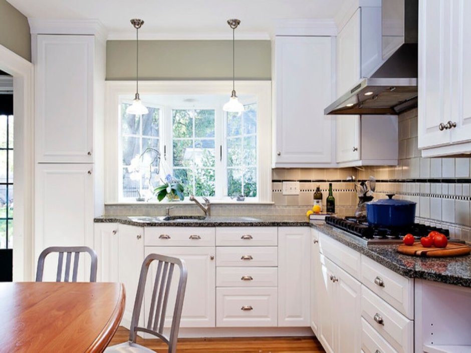 Современный кухонный гарнитур с окном