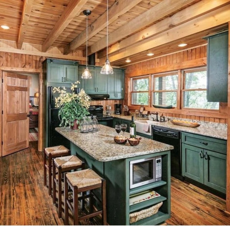 Зеленая кухня в деревянном доме