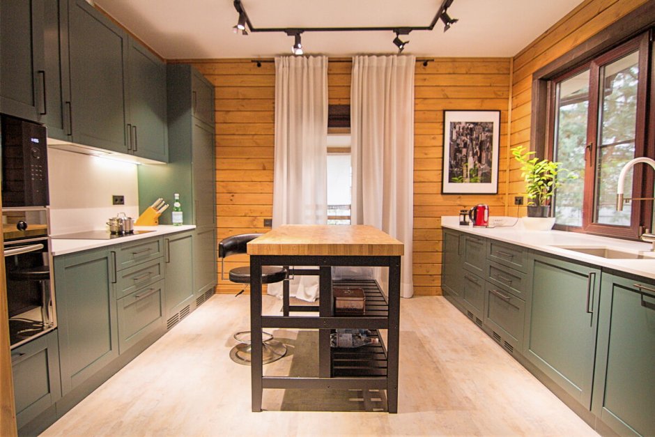 Зеленая кухня в доме деревянном