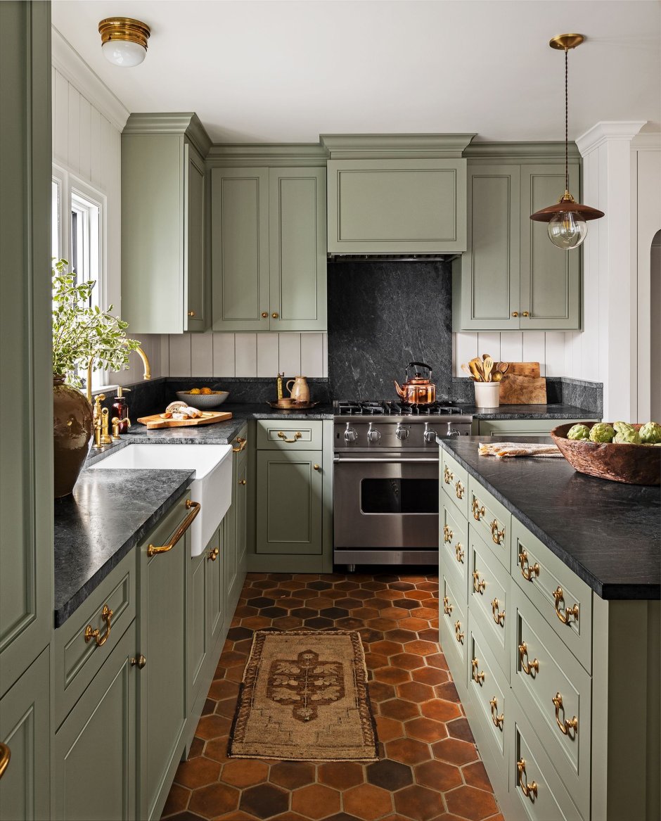 Кухня оливкового цвета в деревянном доме