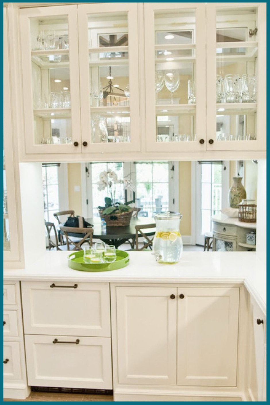 Белая кухня со стеклянными дверцами