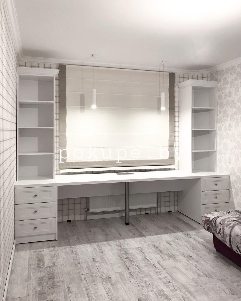 Письменный стол у окна со шкафами