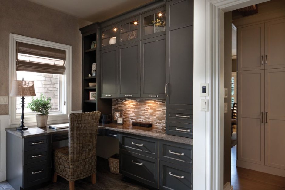 Кухонный гарнитур со столешницей у окна