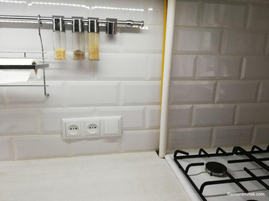 Газовая труба посреди кухни