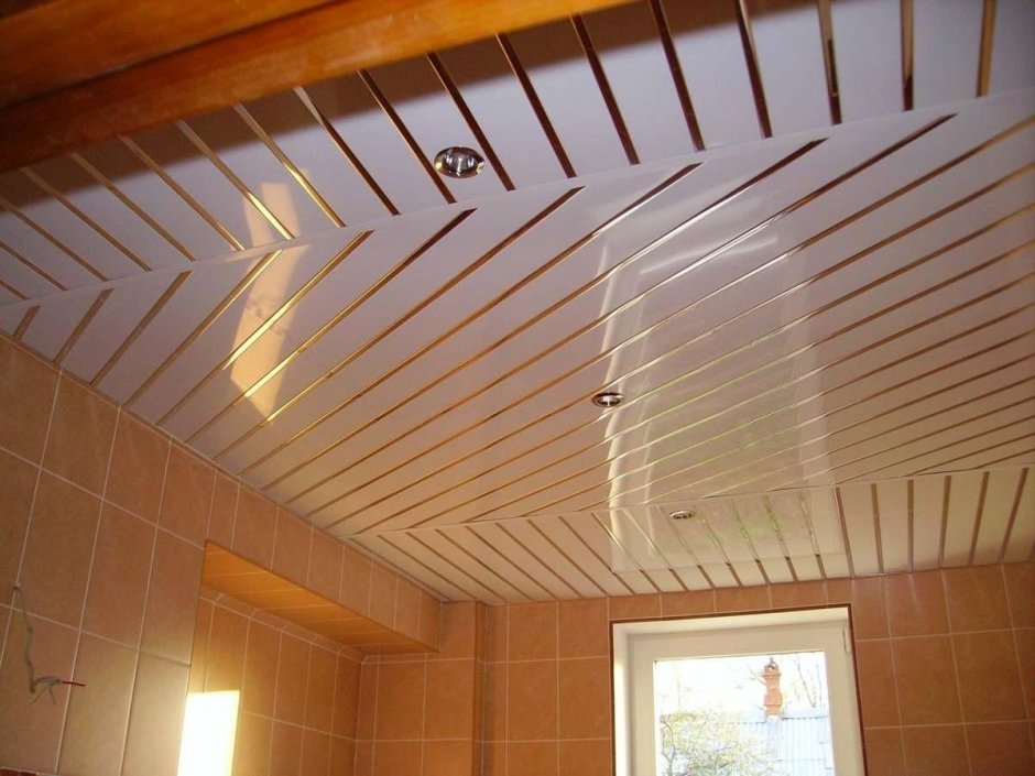 Подвесной потолок на кухне из панелей