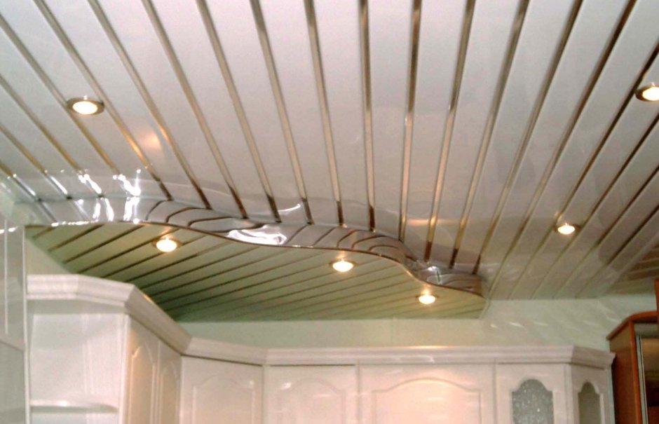 Пластиковый потолок на кухне