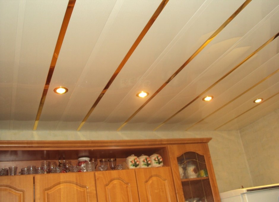 Пластиковый потолок на кухне
