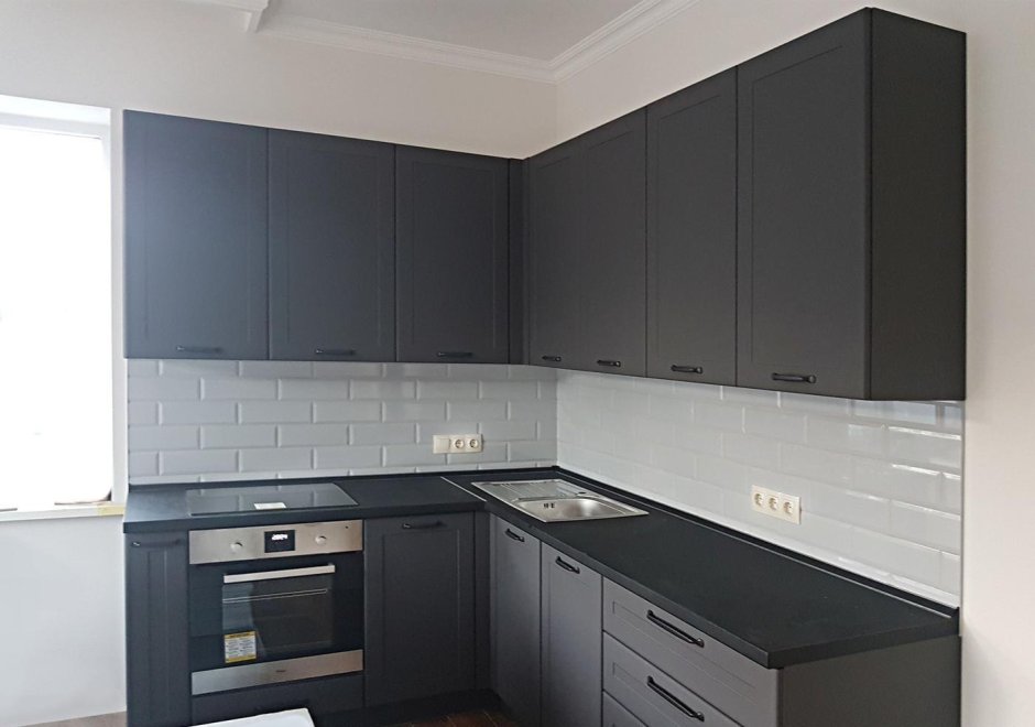 Встроенная кухня серого цвета
