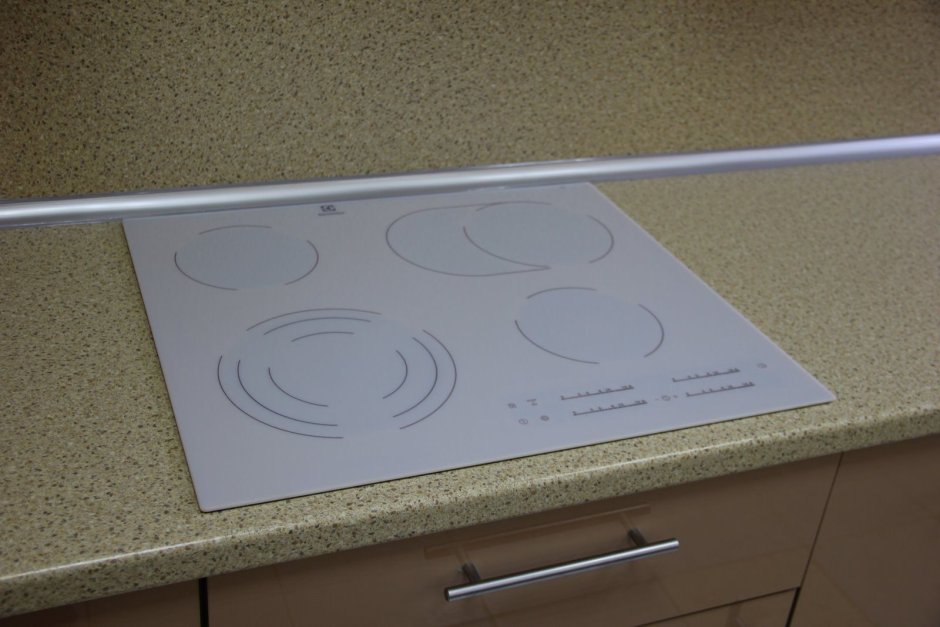 Белая электрическая варочная поверхность Электролюкс